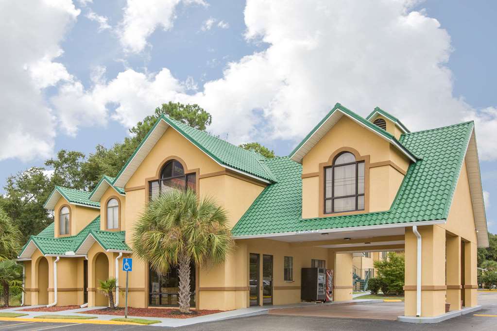 Howard Johnson by Wyndham Dothan - featured photo