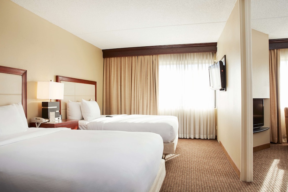 DoubleTree Suites by Hilton Hotel Cincinnati Blue Ash - photo 9