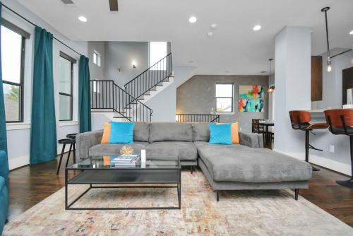 Skyline Views Sleeps 10 Home Near Downtown — 4-Star Luxury Hotel in Houston, United States