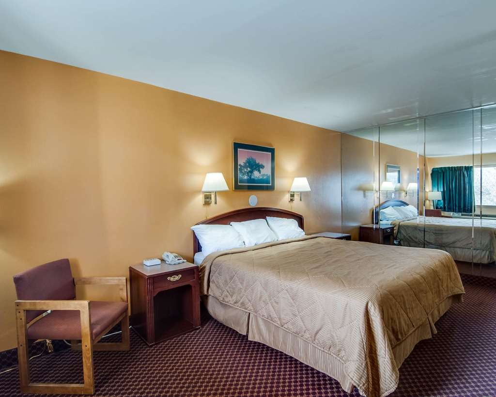 Econo Lodge Near Bluefield College - photo 12
