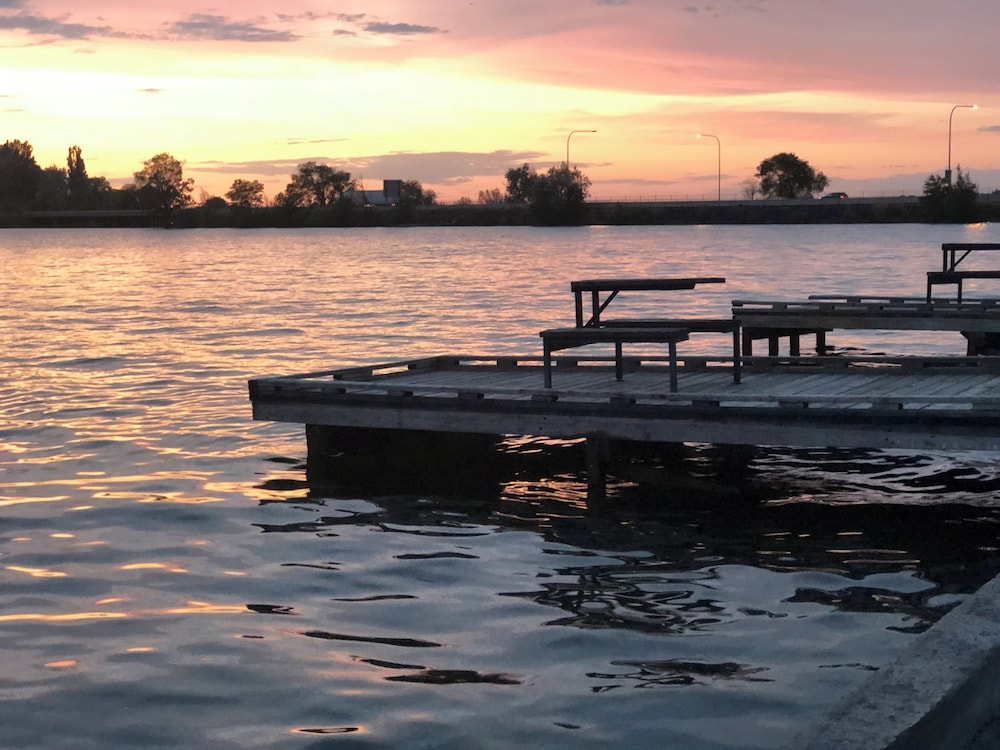 Lakeshore Inn Water Front - photo 34