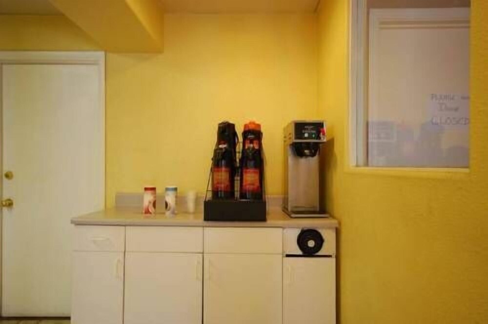 Airport Inn Downtown - photo 13