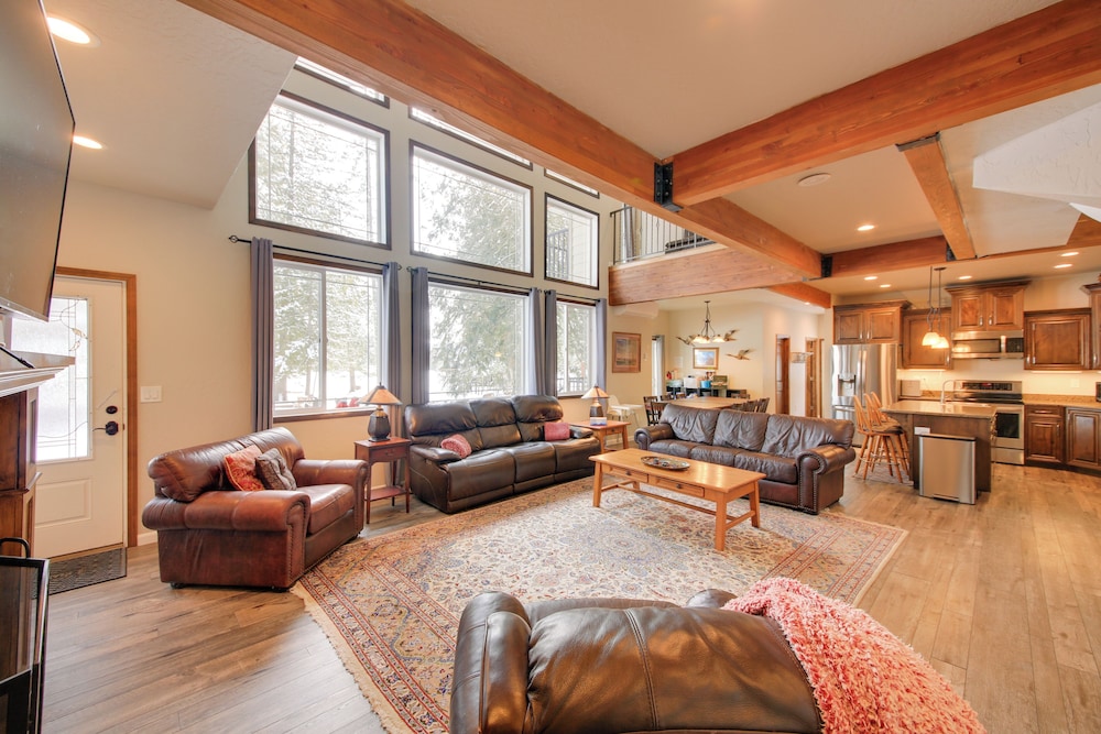 Expansive Group Lake House with Private Hot Tub — 4-Star Luxury Hotel in Sandpoint, United States