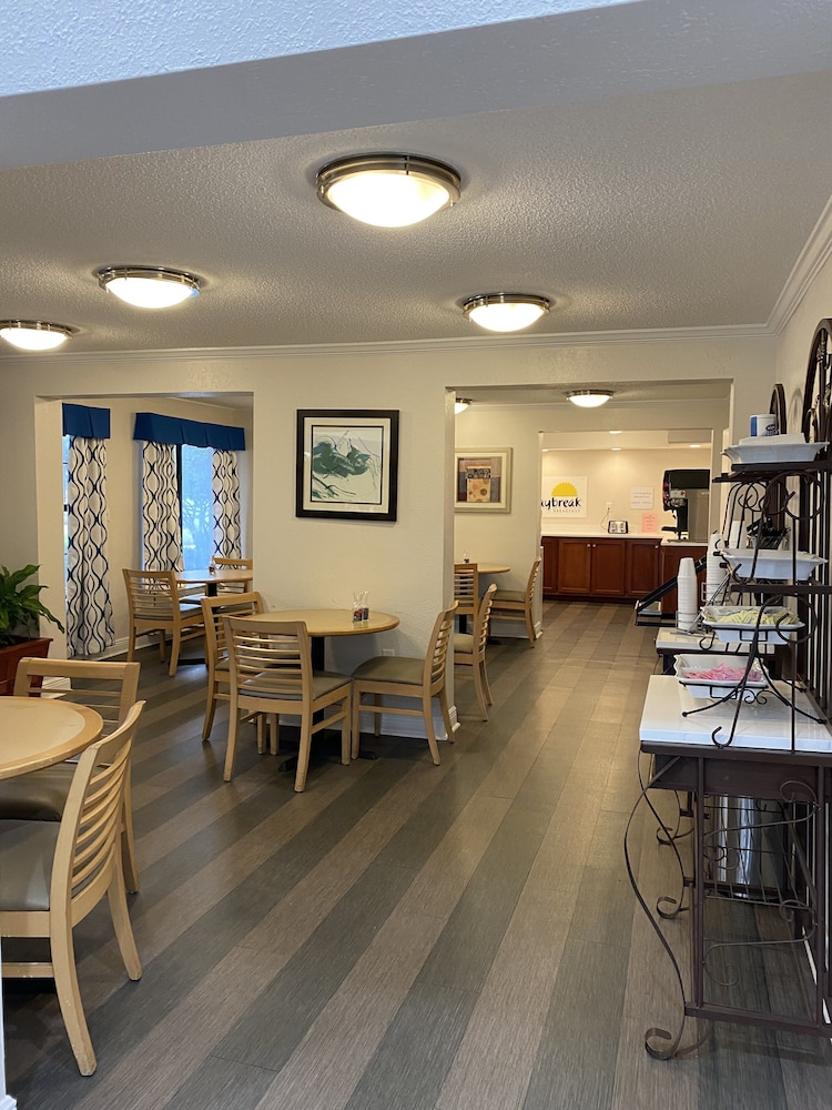 Days Inn & Suites by Wyndham Mobile - photo 23
