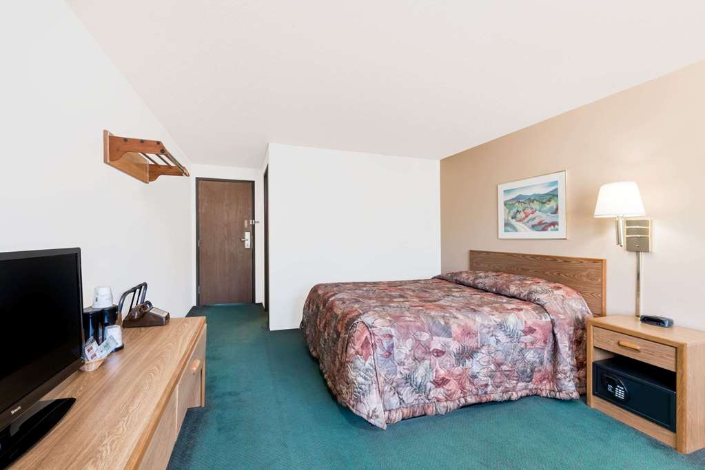 Super 8 by Wyndham Belle Fourche SD - photo 10