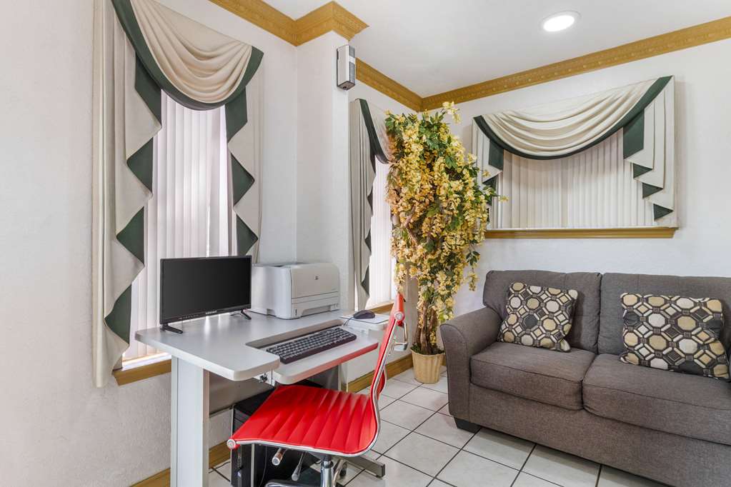 Econo Lodge Inn & Suites Near Lackland AFB - photo 12