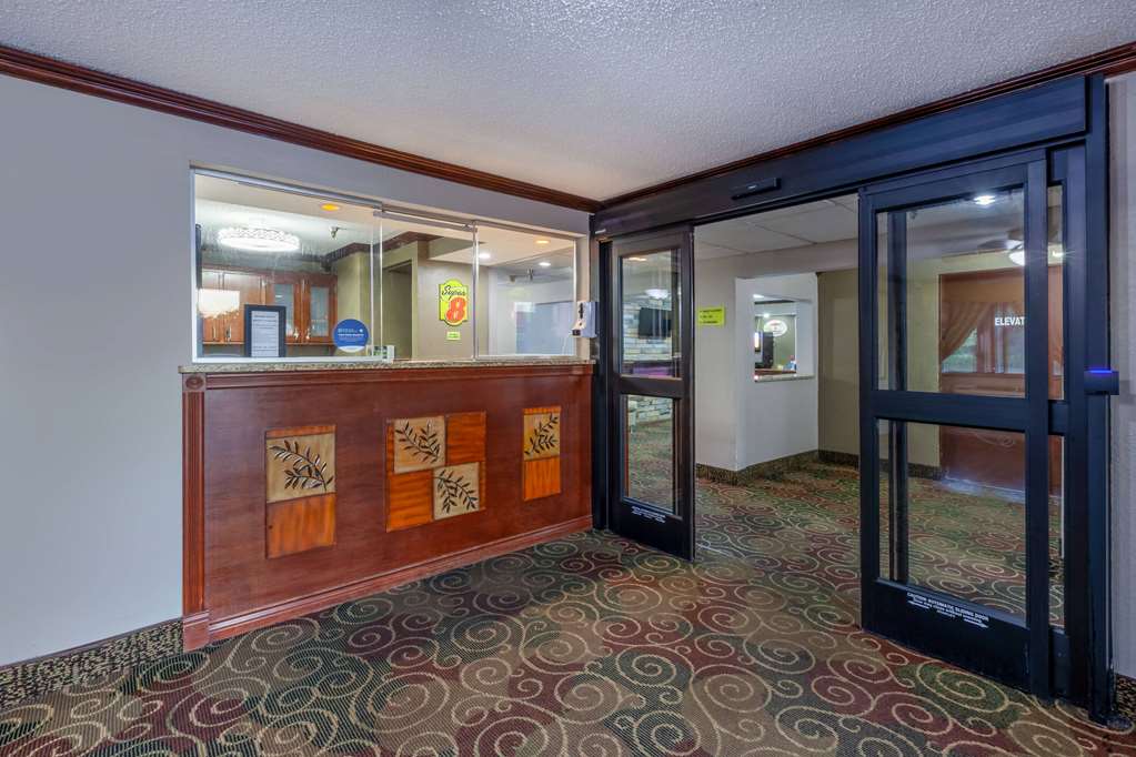 Super 8 by Wyndham Roseville Detroit Area - photo 9