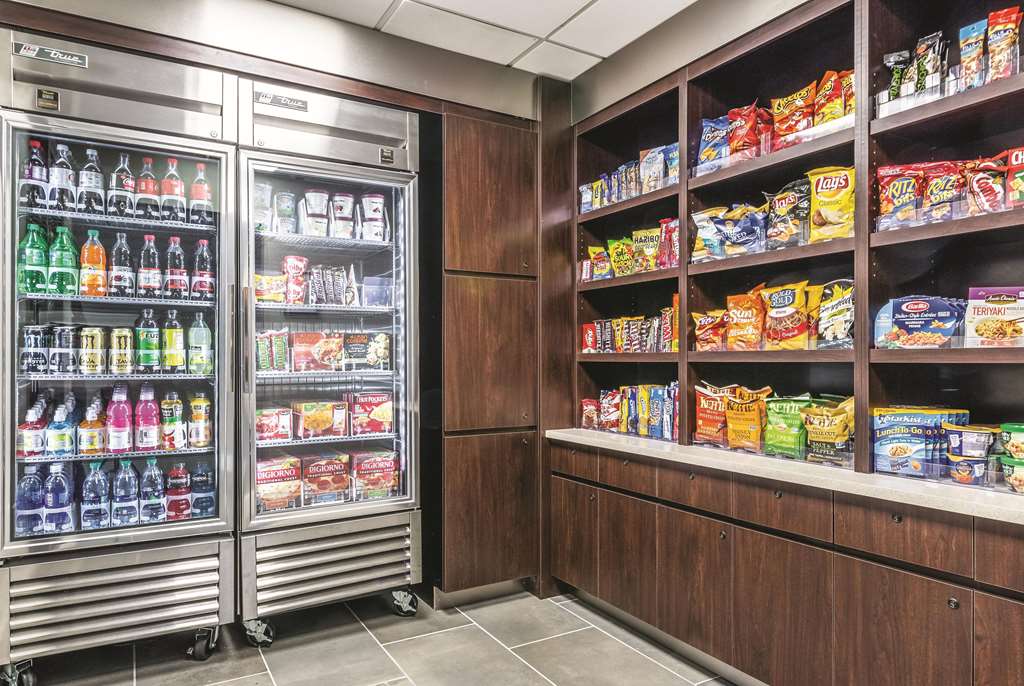 La Quinta Inn & Suites by Wyndham Alexandria Airport - photo 38