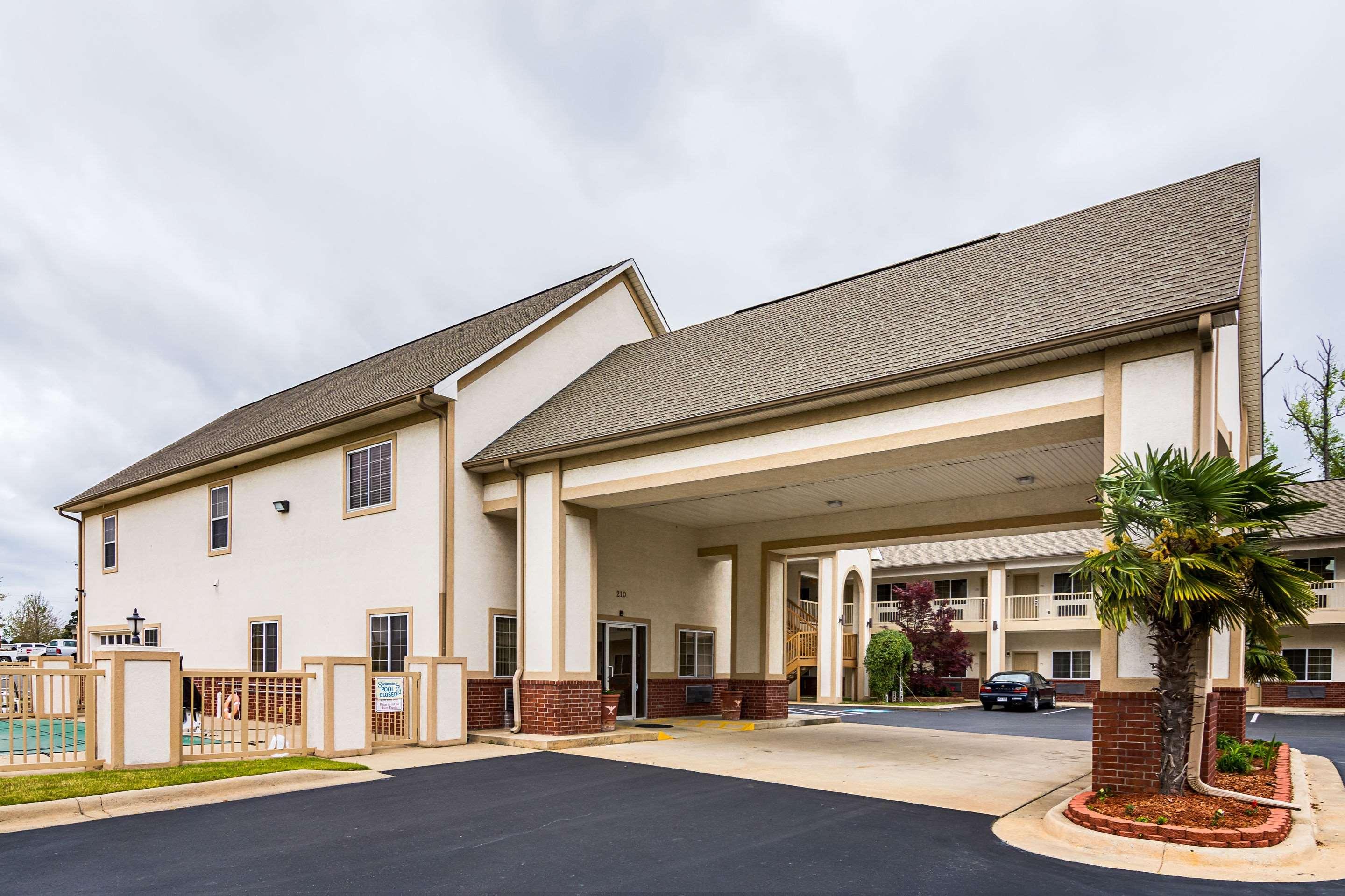 Bryant Inn & Suites - photo 43