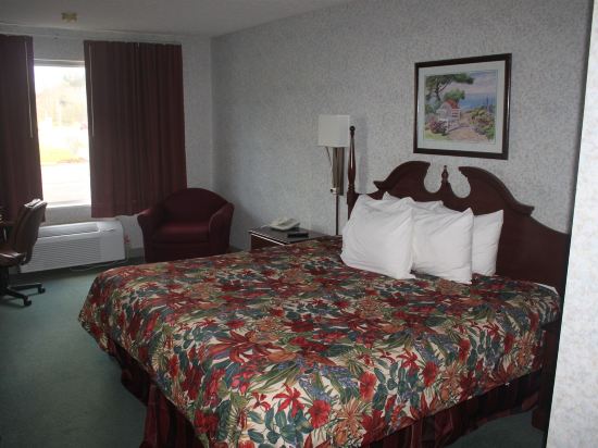 Super 6 Inn and Suites - photo 12