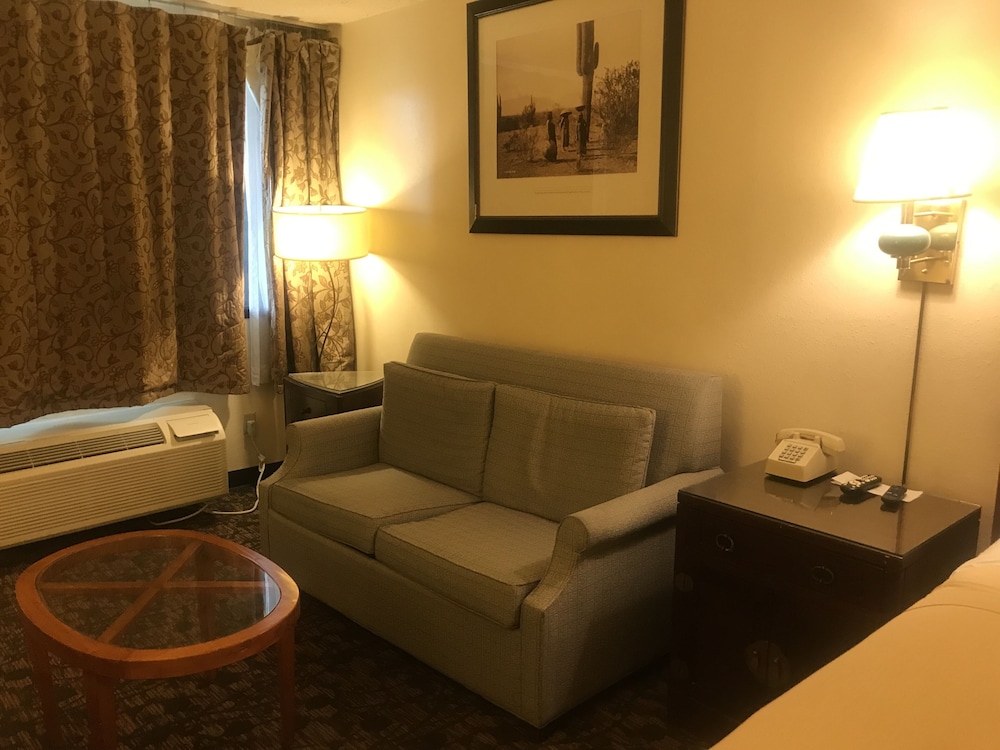 Travelers Inn & Suites - photo 17