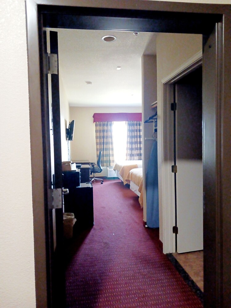 Yorktown Inn And Suites - photo 16