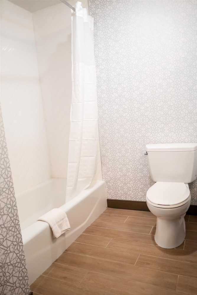 Hampton Inn Gonzales - photo 21