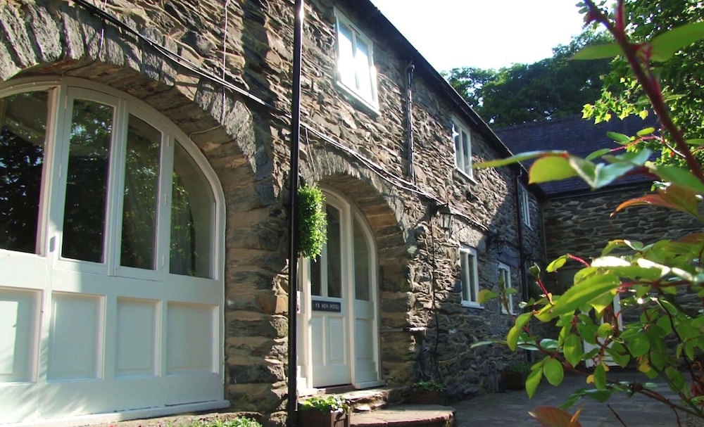 Bryn Melyn Farm Cottages 5 Luxury Cottages In A Stunning Setting with Wood Fired Hot Tub — 5-Star Luxury Hotel in Bala, United Kingdom
