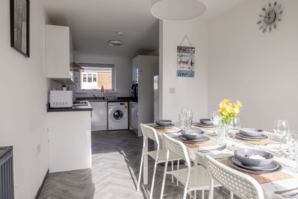 Modern 3 Bed House Free Parking by Holiday Homes — 4-Star Luxury Hotel in Cramlington, United Kingdom