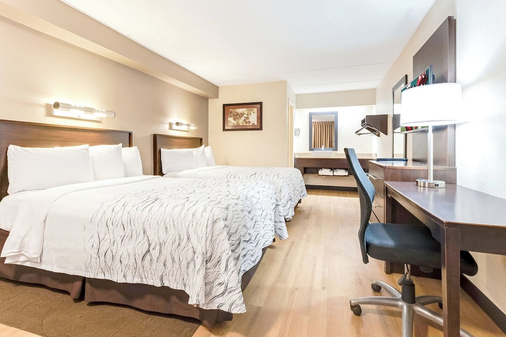 Red Roof Inn PLUS Mt Pleasant Patriots Point - photo 4