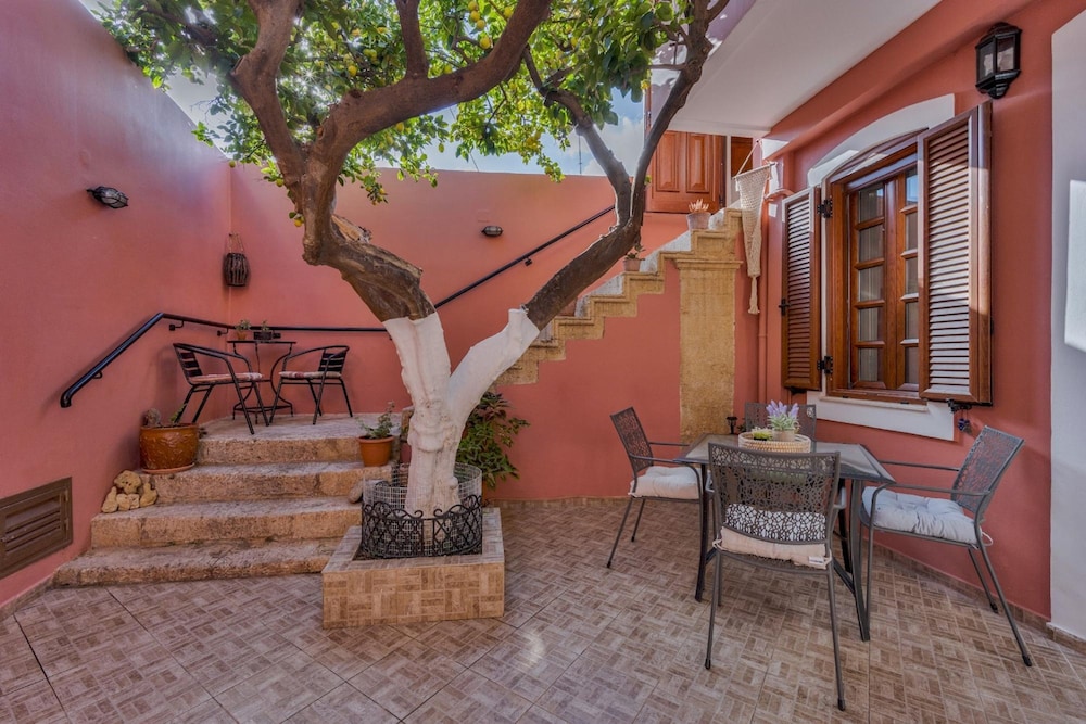 Palazzo Di Venus by Estia — 4-Star Luxury Hotel in Irakleion, Greece