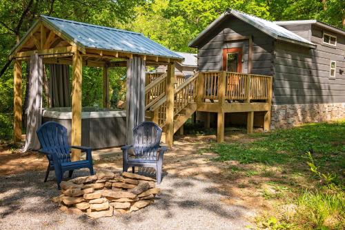 Meg Cabin Tiny Rustic Comfort On Lookout Mtn — 4-Star Luxury Hotel in Chattanooga, United States