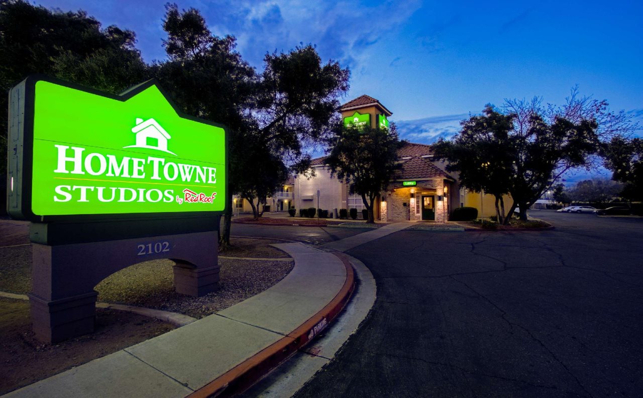 HomeTowne Studios Phoenix Dunlap Ave - carbon neutral hotel in Phoenix