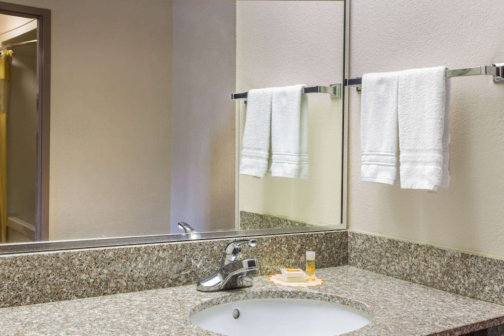 Days Inn by Wyndham Panama City Callaway - photo 7