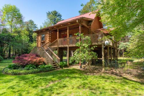 Stoney Creek Cabin Creekside Cabin Close to Town — 4-Star Luxury Hotel in Black Mountain, United States