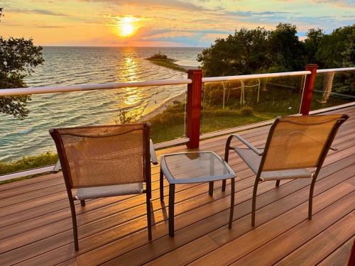 Private Beach Pool Table HUGE views gas grill — hotel in Ellsworth