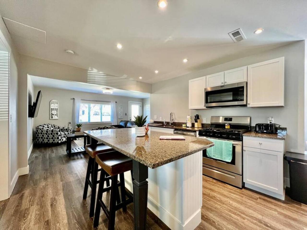 Quaint 4 Bedroom Ranch Home in Mason Ohio — 4-Star Luxury Hotel in Mason, United States
