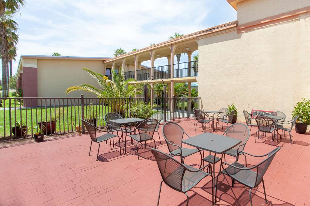 Ramada by Wyndham Davenport Orlando South - photo 26