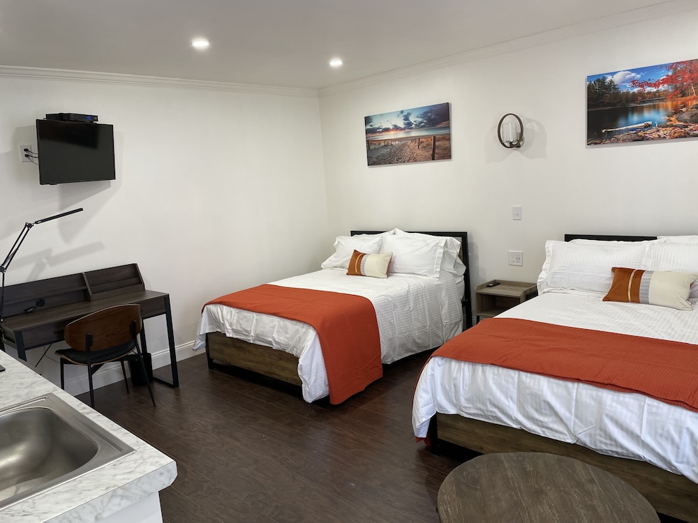 Gatehouse Motel - photo 2