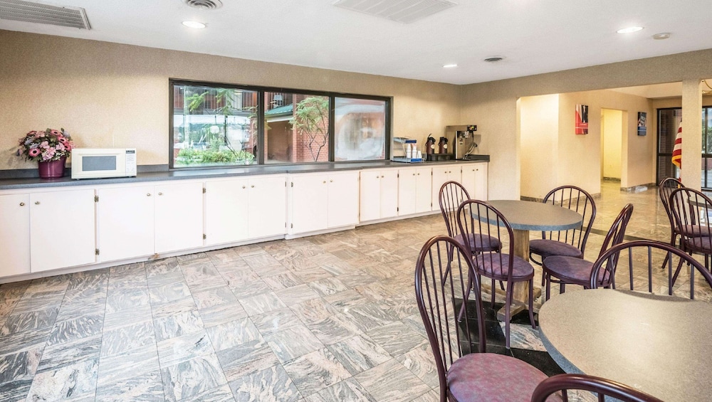 Studios and Suites 4 Less Emporia - photo 3