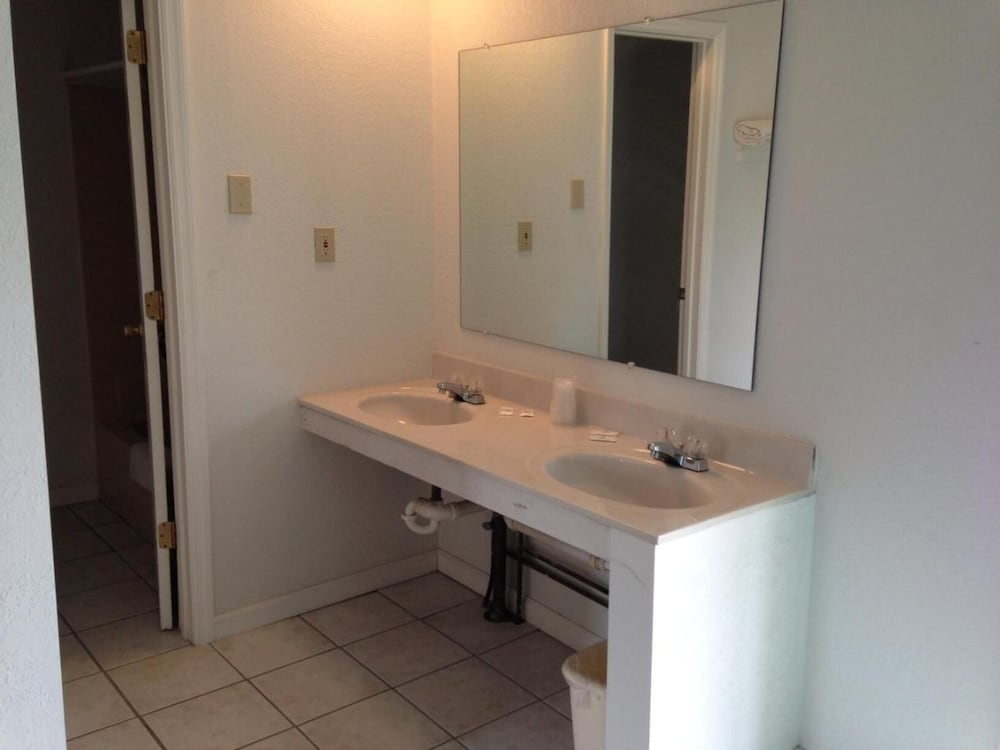 Economy Inn Lafayette - photo 17