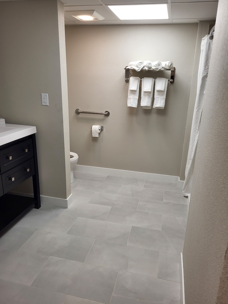 Red Fox Inn and Suites - photo 13