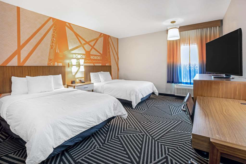 La Quinta Inn & Suites by Wyndham Waco Downtown Baylor - photo 10