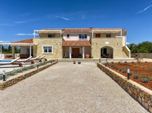 Rustic Villa Perosa With Heated Pool — 4-Star Luxury Hotel in Nin, Croatia