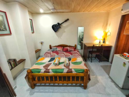 Ebony Room AC Kitchenette Ensuite Independent Homestay