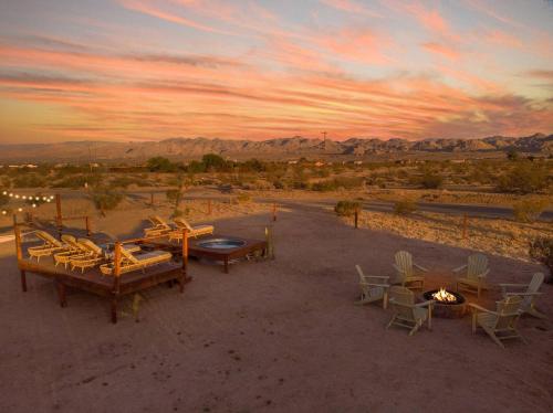 3BR Desert Views Cowboy Pool Fire Pit 10 Min — hotel in Joshua Tree