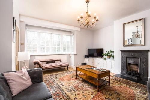 Railway Cottage Port Sunlight Stanley Stays — 4-Star Luxury Hotel in Bebington, United Kingdom