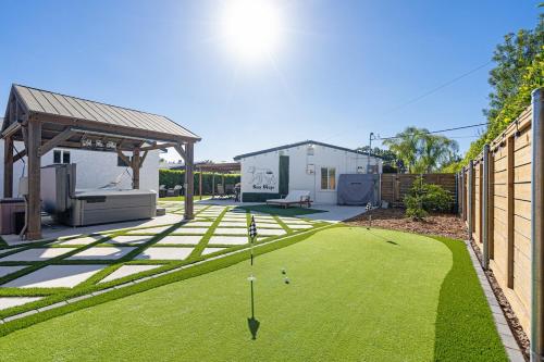 San Diego Chill House with Jacuzzi Golf Game Room — 4-Star Luxury Hotel in San Diego, United States