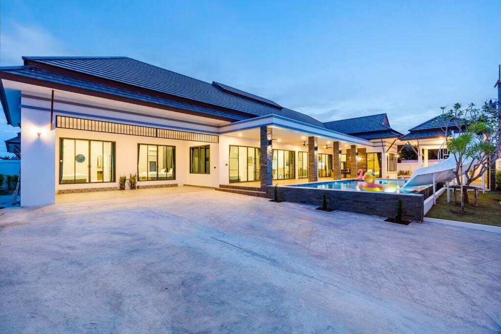 Viento Pool Villa Huahin 6 ห้องนอน — 4-Star Luxury Hotel in Cha-Am, Thailand