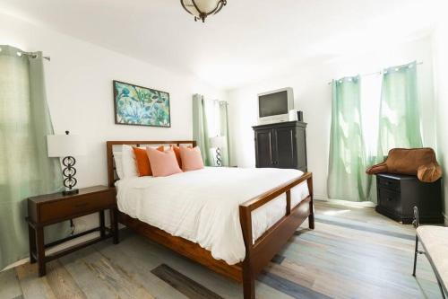 Charming LA 2 Bedroom For Your Home Away From Home — 4-Star Luxury Hotel in Los Angeles, United States