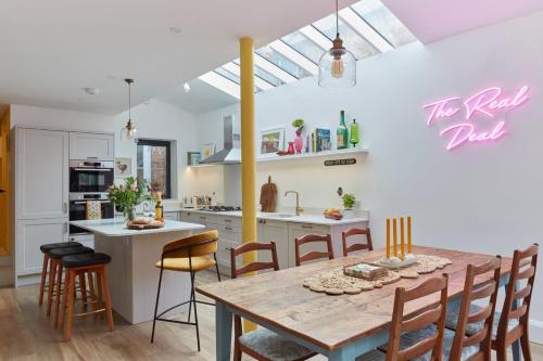House on Beaconsfield by Coaste spacious seaside home perfect for relaxing with friends or family — 4-Star Luxury Hotel in Deal, United Kingdom