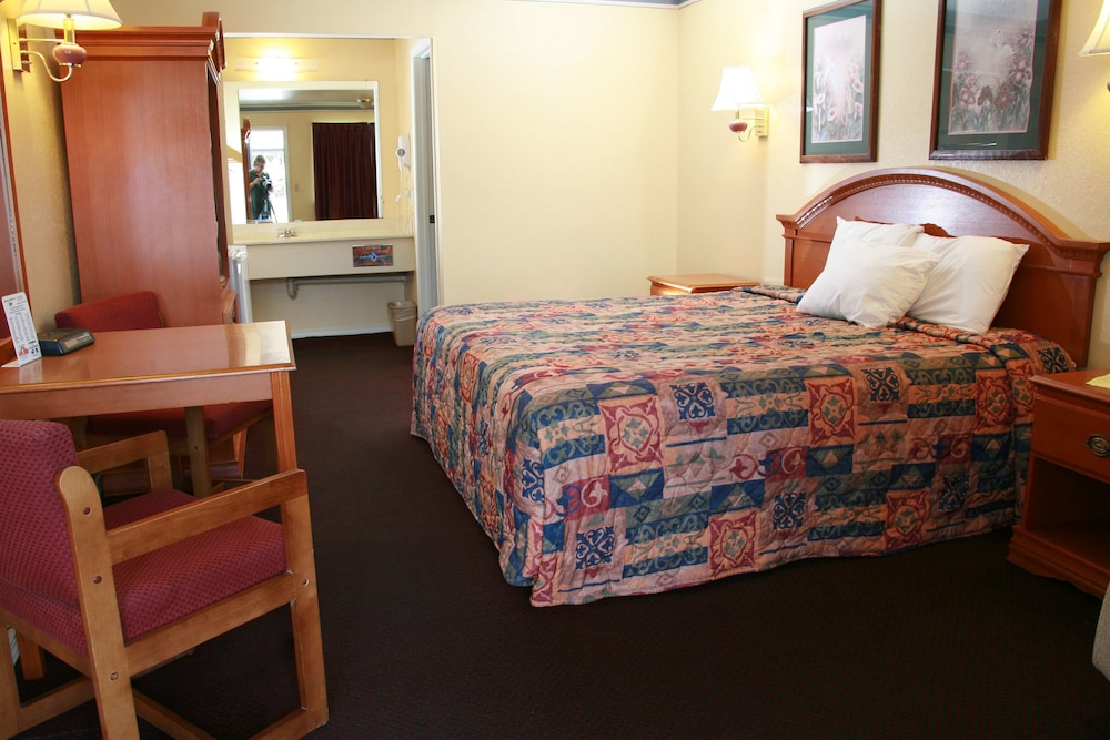 Claremore Motor Inn - photo 8