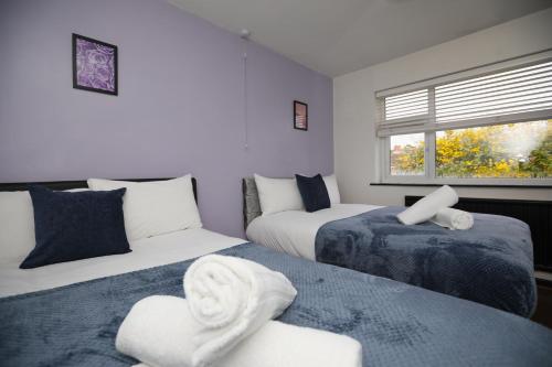 Large 6BR House By Hyped Properties Short Term Rental Agency With Free Private Parking & Contractor Stays Leicestershire — 4-Star Luxury Hotel in Loughborough, United Kingdom