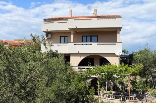 Rooms with a parking space Krk 5360 in Krk, Croatia