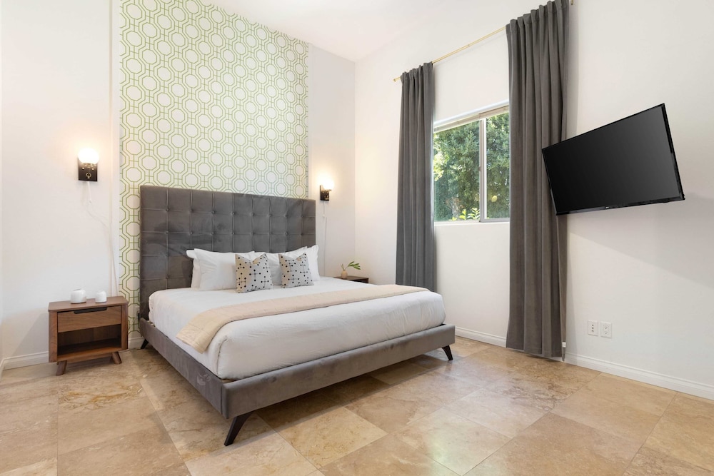 The Date Palm Estate by Avantstay Expansive Estate w Game Room Backyard Oasis w Pool & Spa - photo 32