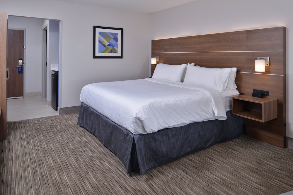 Holiday Inn Express & Suites Marshalltown by IHG - photo 27