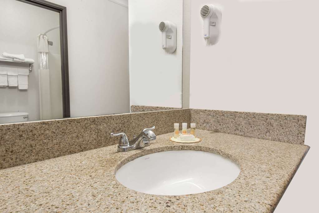Days Inn by Wyndham Kansas City International Airport - photo 11