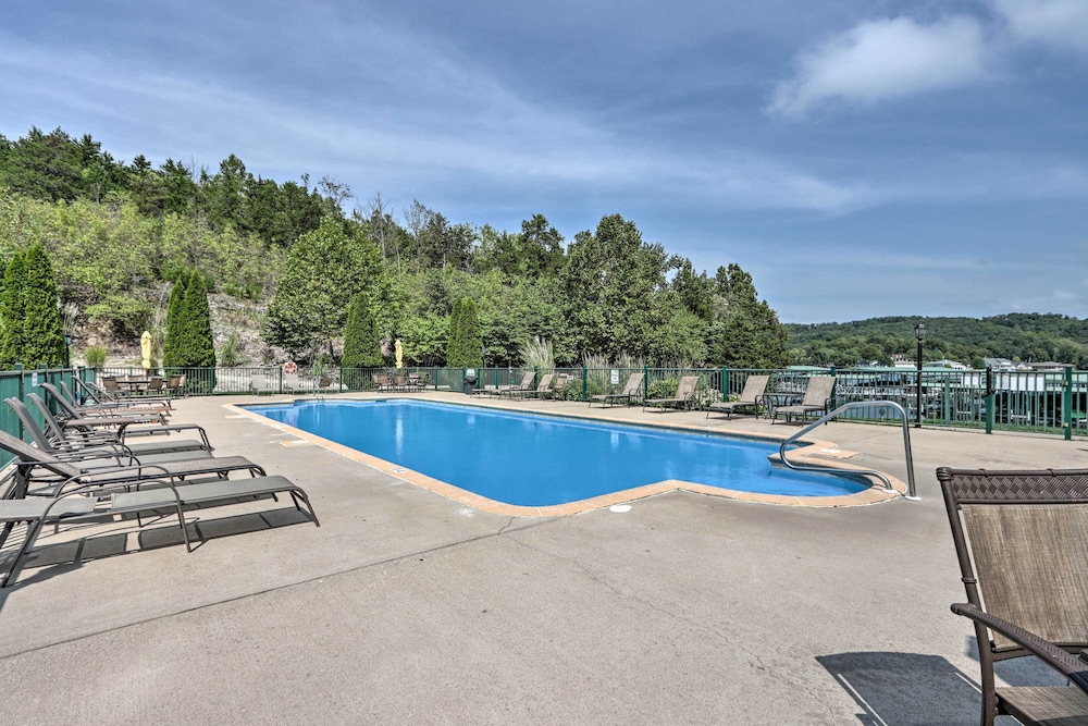 Lakefront Balcony And Pool Access Camdenton Condo — Camdenton — photo 4