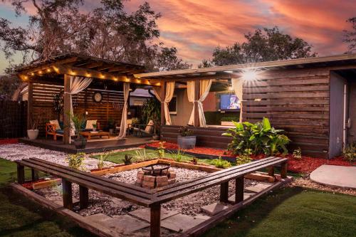 Stylish 4BR with Outdoor Space Busch Gardens Renovated in Tampa, United States