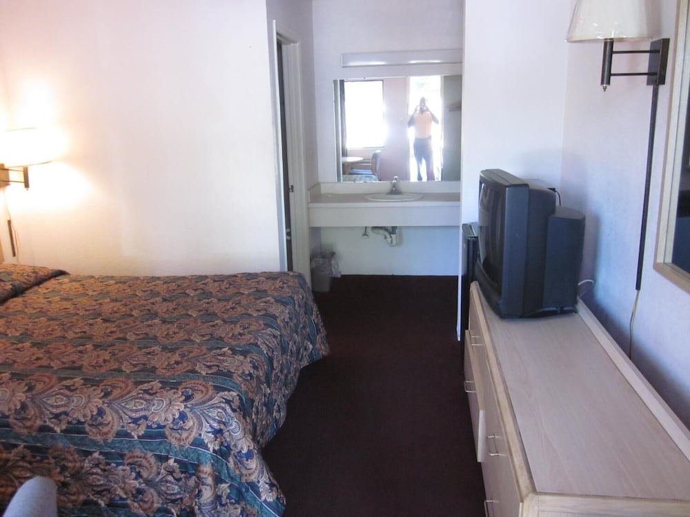 Westmont Inn Lakeland - photo 12